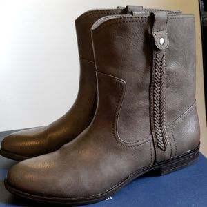 Bass boots size 9